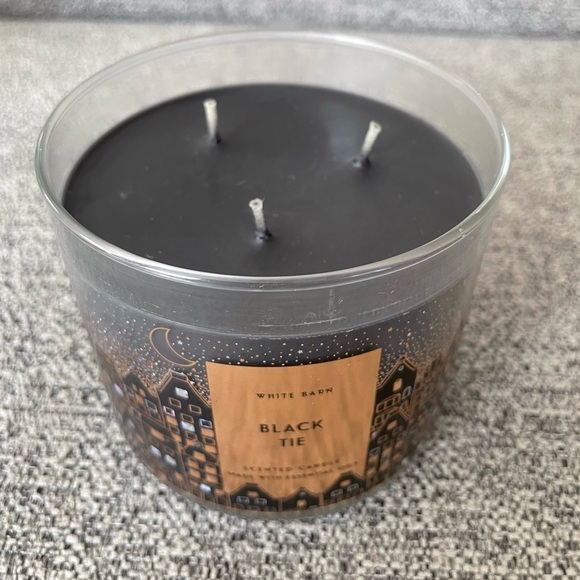 Bath & Body Works: White Barn Candle - Black Tie - Picture 3 of 3